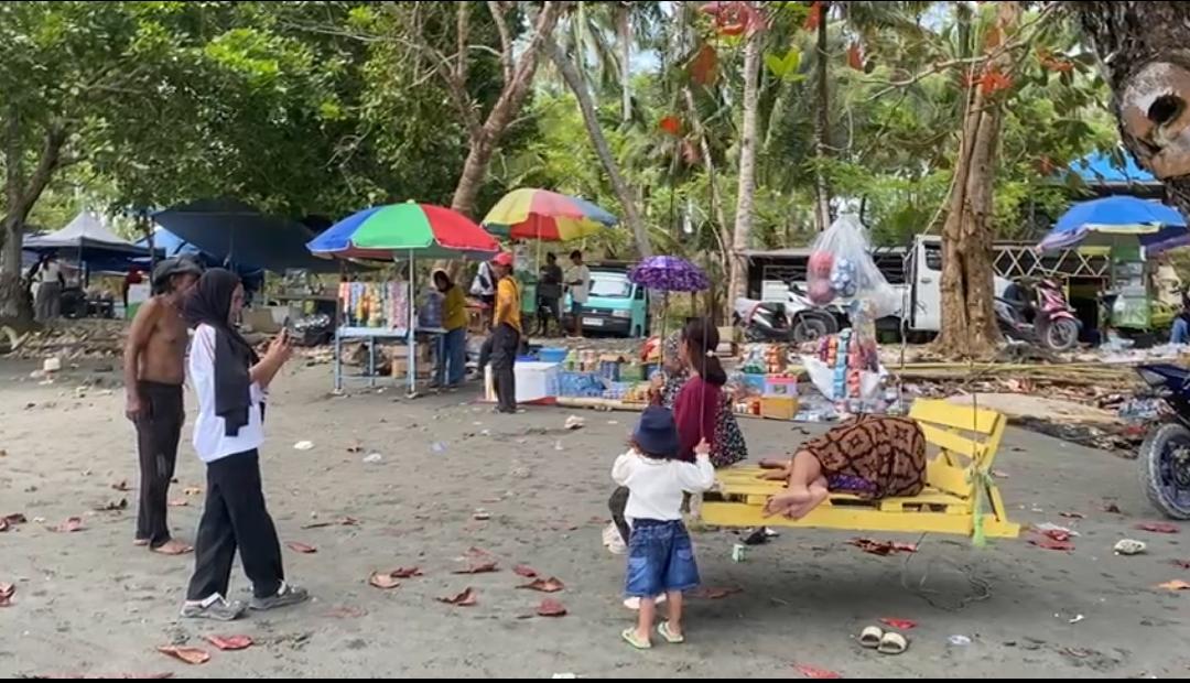 Libur Lebaran Pantai Batu Oge Pasangkayu Diserbu Warga