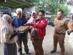 Akmal-saat-mengunjungi-warga-di-Pulau-Karampuang-dengan-membawa-telur.jpg