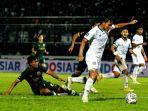 Aksi-pada-laga-Persikabo-1973-vs-Arema-FC-di-laga-lanjutan-Piala-Presiden.jpg