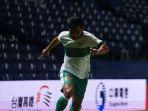 Aksi-pemain-timnas-Indonesia-Asnawi-Mangkualam-kiri-melewati-Emilio-Estevez-kanan.jpg