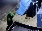 Aksi-pencurian-terekam-kamera-pengawas-CCTV-di-rumah-milik-warga-bernama-Narham.jpg
