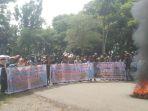 Aliansi-Masyarakat-Pesisir-saat-melakukan-aksi-damai-di-depan-Kantor-DPRD-Mateng.jpg