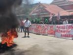 Aliansi-OKP-membakar-ban.jpg