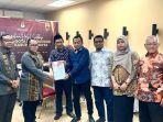 Amiruddin-Pabbu-baju-biru-bersama-lima-orang-timsel-lain.jpg