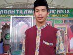 Andrian-Anugrah-pemenang-lomba-tafsir-Alquran-30-juz-di-panggung-MTQ-ke-IX-senin-2232022.jpg