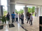 Anggota-DPRD-Polman-Samril-memberi-penjelasan-kepada-massa-aksi-di-DPRD-Polman-Rabu-2442024.jpg