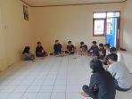 Anggota-Komisi-III-DPRD-Mamuju-Santa-bersama-mahasiswa-HIPERMAJU-di-Aspura-II-Jl-Sultan-Alauddin.jpg