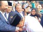 Anies-Baswedan-mencium-tangan-ketua-Umum-Partai-NasDem-Surya-Paloh.jpg