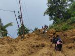 Arus-kendaraan-di-Jl-Trans-Sulawesi-Barat-lumpuh-total.jpg