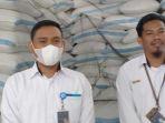 Asisten-manager-bisnis-Bulog-Cabang-Mamuju-Muhammad-Rifai-pake-masker.jpg