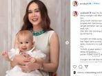 Aura-Kasih-sedang-menggendong-anaknya-Arabella.jpg