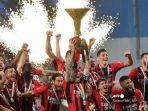 Bek-AC-Milan-Italia-Alessio-Romagnoli-tengah-dan-para-pemain-AC-Milan-merayakan-dengan-trofi.jpg