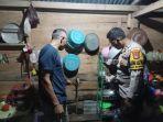 Bhabinkamtibmas-Polsek-Bambalamotu-AIPDA-Hasbudi-bersama-korban.jpg