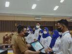 Bupati-Majene-Andi-Achmad-Syukri-memberikan-piagam-penghargaan-seca.jpg