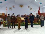 Bupati-Majene-Andi-Achmad-Syukri-menyerahkan-draf-RAPBD-2022-kepada-Ketua-DPRD-Salmawati-Djamado.jpg