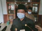 Bupati-Mamasa-H-Ramlan-Badawi-saat-diwawancarai-di-kantor-DPRD-Mamasa.jpg
