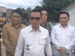 Bupati-Polman-Samsul-Mahmud-saat-melihat-langsung-upaya-pembersihan-sampah-di-Wonomulyo.jpg