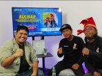 Content-Manager-Tribun-Sulbar-Ilham-Mulyawan-bersama-Ronald-dan-Abdi-di-Studio-Tribun-Sulbar.jpg