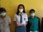 Cristina-16-tengah-siswi-SMA-Negeri-1-Mamasa-saat-memberi-keterangan-pers.jpg