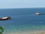 Cuaca-ekstrem-Kapal-Tug-Boat-BMP-02-dan-Segar-Sejati-1-berlabuh-di-Pantai-Tangnga-tangnga-Majene.jpg