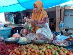 Darma-42-penjual-di-Pasar-Sentral-Majene-saat-ditemui-di-lapaknya.jpg