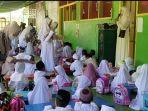 Didampingi-orang-tua-anak-anak-ikuti-lomba-menggambar-dan-mewarnai-karikatur-islam.jpg
