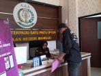 Direktur-Celebes-Research-Institut-CRI-Sulbar-Muhaimin-Faisal-melapor-ke-Kejari-Mamuju.jpg