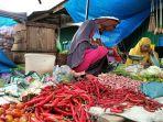 Dua-orang-penjual-di-Pasar-Wonomulyo-nampak-sedang-menunggu-pembeli.jpg
