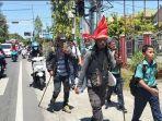 Dua-pria-bernama-Ronal-dan-Ardi-jalan-kaki-dari-kota-Makassar.jpg
