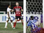 Ekspresi-penyerang-Bali-United-Ilija-Spasojevic-kala-membobol-gawang-Persipura.jpg