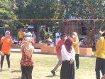 Emak-emak-meriahkan-HUT-RI-dengan-lomba-makan-kerupuk.jpg