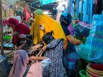 Emak-emak-seeang-berburu-perlengkapan-dapur-di-pasar-sentral-Majene.jpg