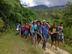 Enos-42-warga-Kalumpang-ditandu-sejauh-30-kilometer-menuju-fasilitas-kesehatan.jpg