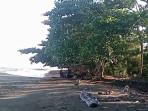 Erosi-ini-kini-mengancam-rumah-dan-kebun-warga-sekitar.jpg