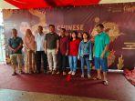 Febrianto-Wijaya-foto-bersama-sejumlah-tamunya-pada-perayaan-Imlek-di-kediamannya-di-Mamuju.jpg
