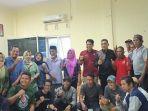 Foto-bersama-panitia-dan-peserta-usai-rapat-persiapan-Festival-Sandeq-Race-Tahun-2022-di.jpg