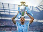 Gabriel-Jesus-merayakan-dengan-trofi-Liga-Premier-pada-bulan-Mei.jpg