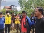 Galih-baju-hitam-berkomunikasi-langsung-dengan-e3.jpg