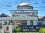 Gedung-DPRD-Polman-di-Jl-Handi-Depu-Kelurahan-Takatidung-Kecamatan-Polewali.jpg