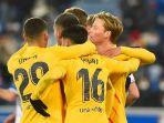 Gelandang-Barcelona-Frenkie-de-Jong-kanan-merayakan-gol-bersama-rekan-rekannya.jpg