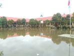 Genangan-air-di-halaman-SMPN-1-Pasangkayu-Jl-Andi-Depu.jpg