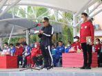 Gubernur-Sulbar-Andi-Ali-Baal-Masdar-menyampaikan-smabutan-pada-pembukaan-Popda-Sulbar.jpg