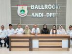 Gubernur-Sulbar-Suhardi-Duka-SDK-bersama-para-bupati-dan-wakil-bupati-se-Sulbar-jumpa-pers.jpg