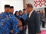 Gubernur-Sulbar-Suhardi-Duka-saat-memberikan-selamat-kepada-pejabat-yang-baru-dilantik.jpg