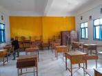Guru-SMPN-1-Mamuju-merapikan-ruang-kelas-siswa-Jumat-1092021.jpg
