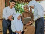 Guru-dan-siswa-sedang.jpg
