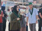Ince-Salsabila-kader-Kohati-cabang-Mamuju-Tengah-saat-melakukan-aksi-di-samping-Tugu-Topoyo.jpg