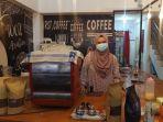 Istri-Fahrizal-seorang-pengusaha-warkop-di-Mamuju-ditemui-di-warkopnya.jpg
