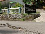 Jalan-retak-di-depan-kantor-lurah-Tande-5.jpg
