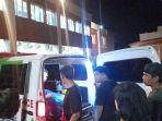 Jenazah-AH-saat-di-bawa-ke-RS-Bhayangkara-menggunakan-ambulance.jpg